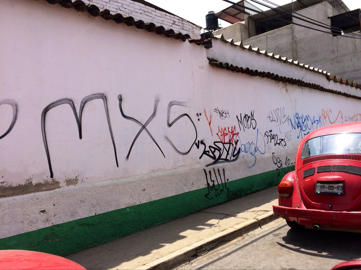 jlplatafoto's tweet photo. Aunque hay calles del centro histórico que trabajadores del @GobOax olvidaron en este #MacroTequio, el magisterio volvió a pegar propaganda para su #Guelaguetza en paredes recién pintadas. Obvio que nadie les dirá nada pero que manera de molestar caray. https://t.co/McueooEsJV