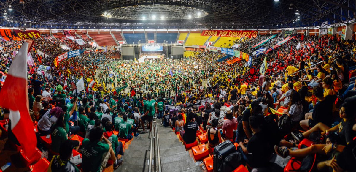 uneoficial's tweet photo. Nas ruas, nas praças. Quem disse que sumiu? AQUI ESTÁ PRESENTE O MOVIMENTO ESTUDANTIL! Foto gigante do nosso #57CONUNE.

📸: Mário Sabino https://t.co/tVyENWLreS