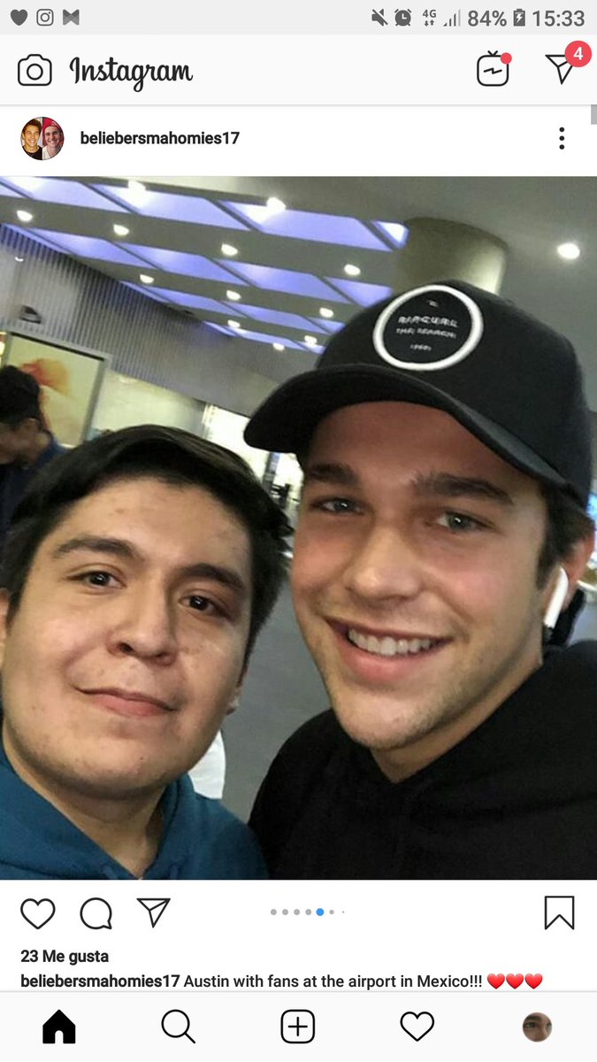 AMPYOficial's tweet photo. Austin con fans en el aeropuerto de México 
#Mahomies #MahomiesPy https://t.co/MzS3X9xkBe
