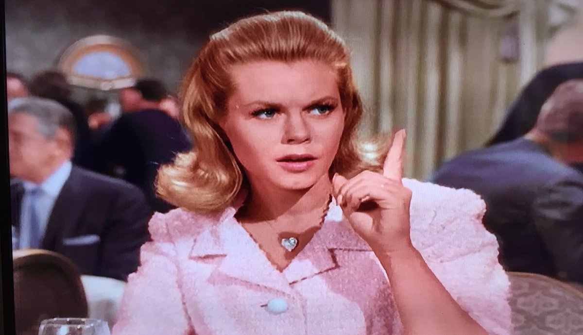 Russel_Cabrera's tweet photo. Tarde invernal de domingo en casa de los viejos, disfrutando de #LaHechizada como en otros tiempos. Qué buen regalo esta colección completa de la serie en DVDs 😊. #ElizabethMontgomery, inmortal  #Bewitched https://t.co/292mDOLCaU