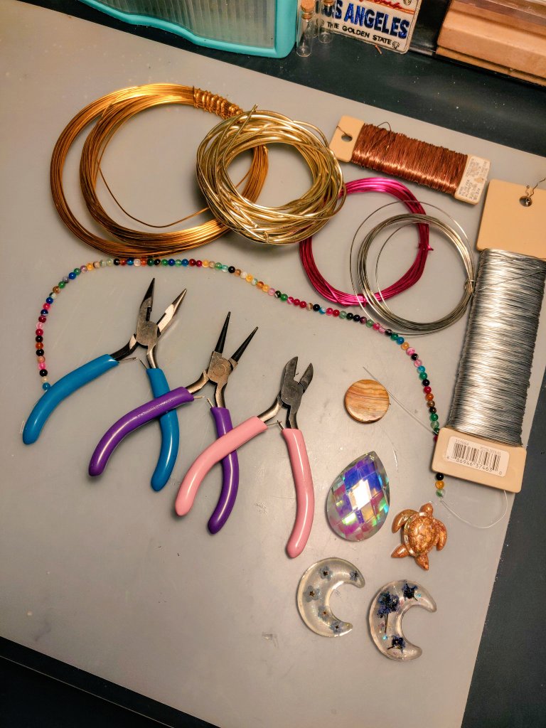 groovypendys's tweet photo. 🎉STARTER KIT GIVEAWAY🎉 
Wanna win this wire wrap starter kit? Here’s how
-follow @groovypendys and @NaryasCrystals 
-RT this post 
-tag a friend if you’d like! 
Good luck!
Details below 
End date: 07/20/19 https://t.co/ToG9aPIVNp