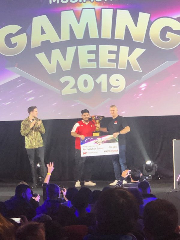 EditemosPES's tweet photo. Más imagenes de la premiacion de @CsarSampayo1 desde la #musimundogamingweek 🎮🦁 https://t.co/9aZDWZqmpH