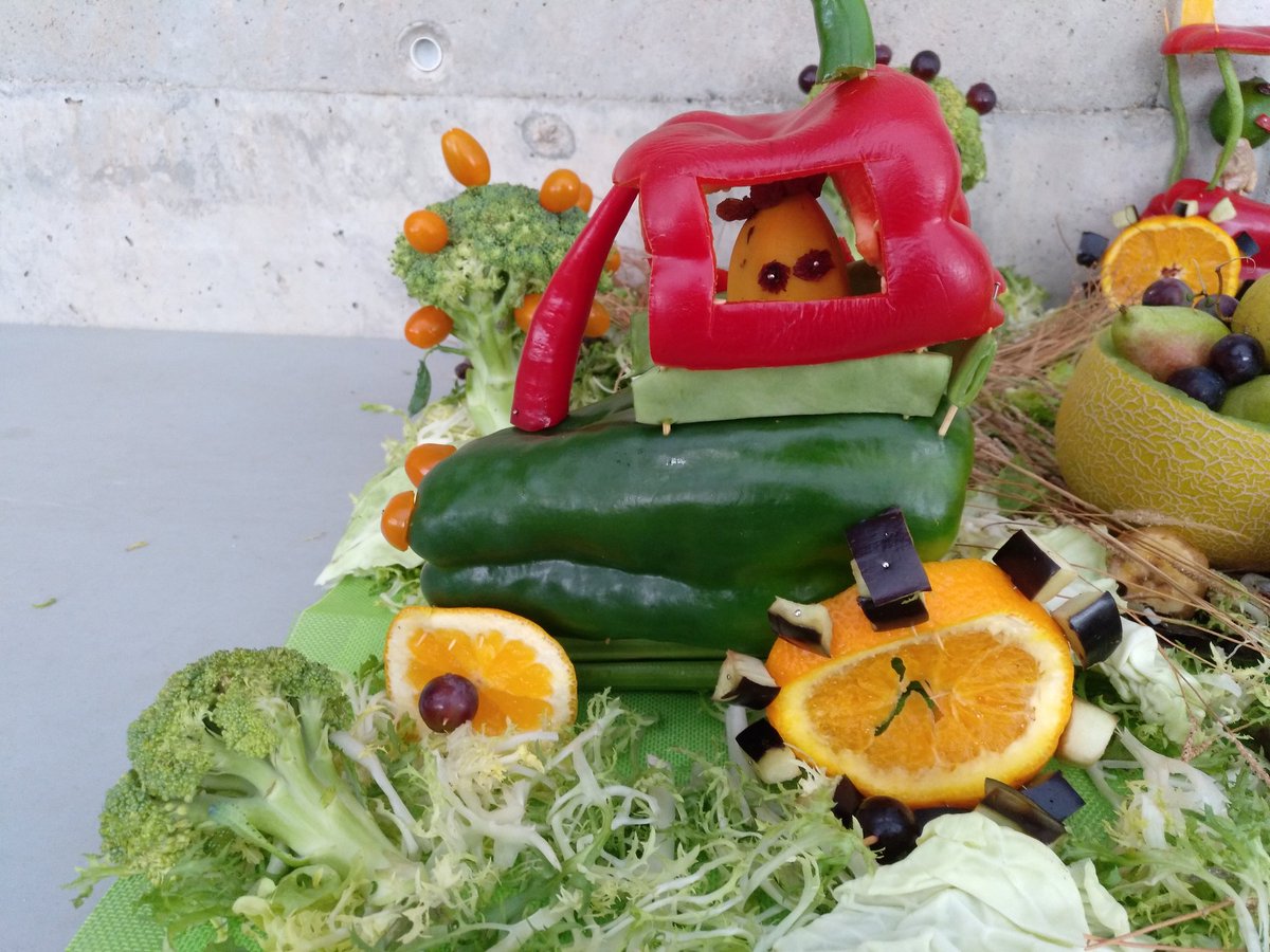 A la Festa major de Camí de Montcada fan el concurs de centres de taula fets amb fruites i verdures. Un dels participants m'ha comentat "això li hem de fer arribar a lo sinyor Postu".
Tractors fets amb verdures. Espectaculars.
<a href="/PostureigLleida/">Postureig de Lleida</a>.