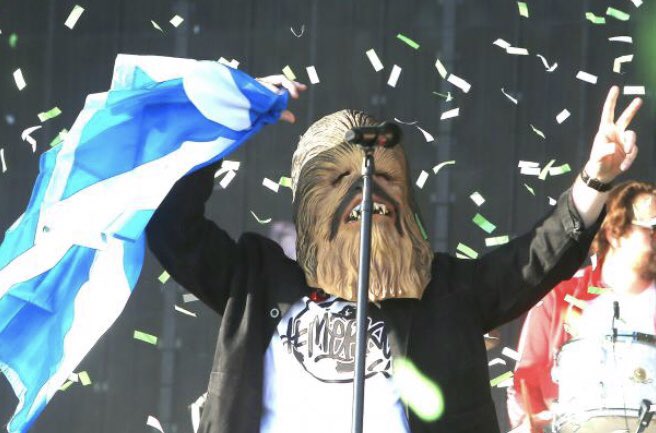 AllyFarrell's tweet image. There’s winning a feud, and then there’s coming on stage at TRNSMT in a Chewbacca mask and performing Don’t Look Back In Anger, but re-naming it Don’t Chewbac In Anger. @LewisCapaldi 👏🏻👏🏻👏🏻