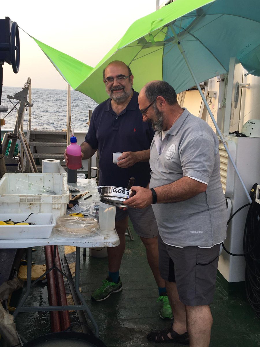 gemar_ieo's tweet photo. La guardia de 8 a 12 está compuesta por @JuanTVaz @FJavierHernnde2 de @DriftersRHUL y Michel Nombela de @UvigoXm1 y se encargan de las maniobras mañaneras 🌅
#testigosdegravedad #boxcorer
#INPULSE0719 ⛴️🌊 https://t.co/ygD0nBRXS6