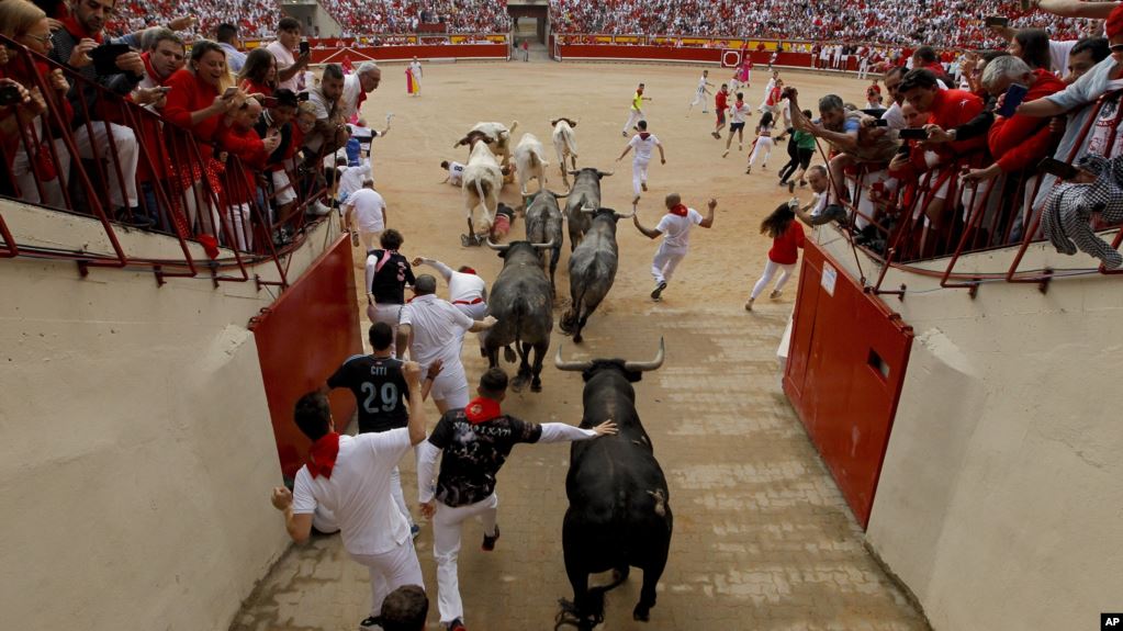 TRES CORNEADOS EN EL ÚLTIMO ENCIERRO DEL AÑO EN PAMPLONA diariolibrespana.es/2019/07/14/tre…  <a href="/diariolibrespa/">Diario Libre España</a>
