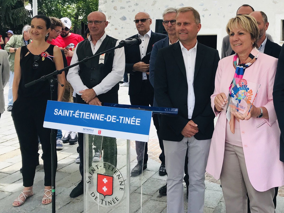 Remise du trophée #familleplus à Colette Fabron, maire de @Auron_Officiel en présence de la conseillère départementale @migliorecaro : ce label récompense l’investissement de la station pour accueillir les familles @lesstationsnca @NCATourisme #ILoveNice #CoteDAzurFrance