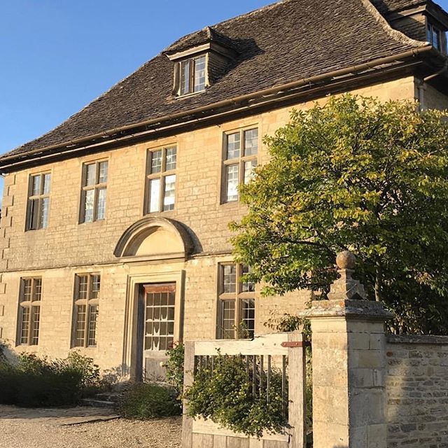 My favourite house in my village.

Dog walking and perfect light on this stunning Georgian house.

Doesn’t it look stunning? Perfect indeed ❤️
.
.
.
#cotswolds #cotswoldslife #homedream #georgianarchitecture #propertysearch