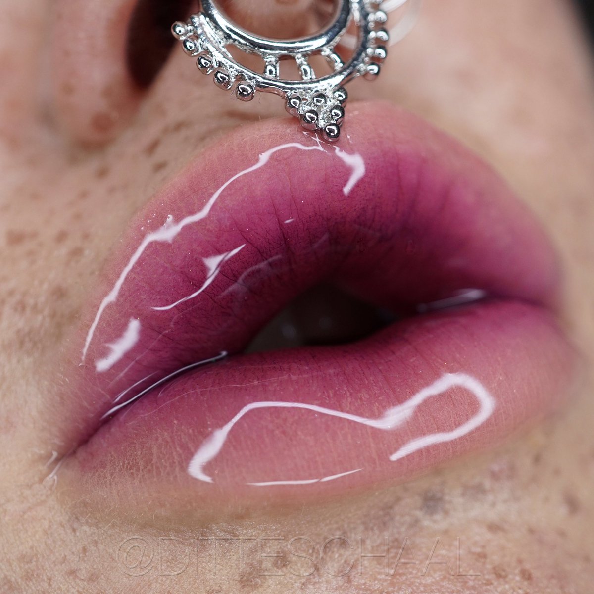 ditteschaal's tweet photo. 2 years of practicing makeup, photography, lighting and editing ✨ (oh yeah and 1ml of lip fillers hahaaaaa) https://t.co/UVQxrj81qr