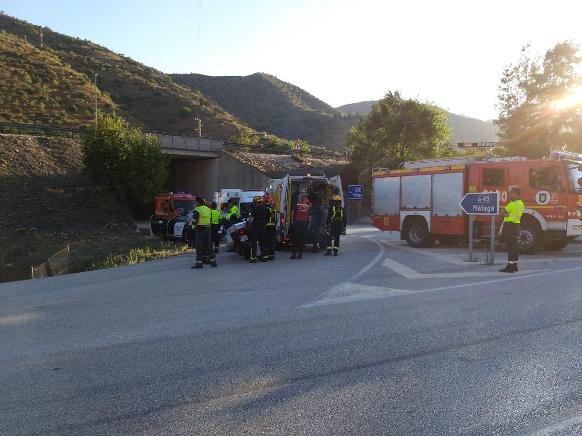encierrobombmlg's tweet photo. Aparatoso accidente 💥🚗 cuyo conductor se detuvo en el arcén para orientarse, sin percatarse de la gran pendiente que provocó la caída del vehículo. Rescatado por bomberos 👨‍🚒 e inmovilizado por médico de bomberos, trasladado por 061 al hospital 🏥. 

@pacodelatorrep @AvelinoPP https://t.co/3xO05Ss5U3