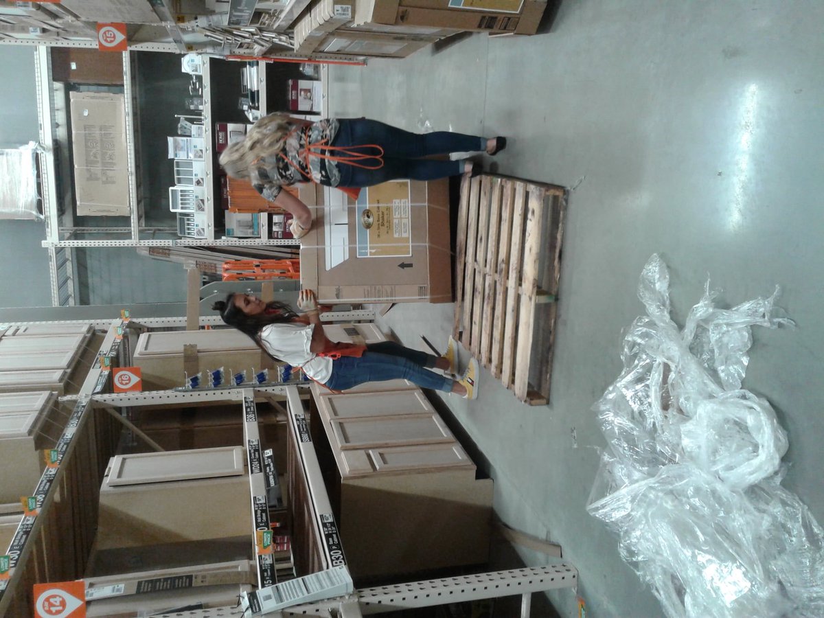 Diana_T_Tran's tweet photo. Shout out to @destynee_rugh and @ApplianceAri for rolling up the sleeves and making sure aisles are ready for customers! #WorkLadies #TeamWORK ๐๐โ
Thanks to @thdjoek and @Nanette95137018 driving that ๐ฃโโ๏ธ!!!! https://t.co/3wEXxE65Fa