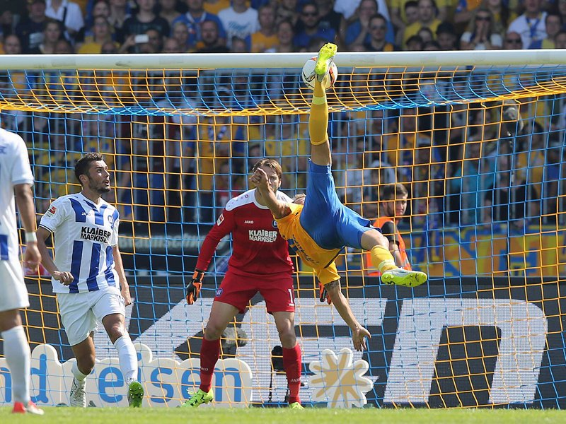 kivi_97's tweet photo. Die Legende, der Braunschweiger Jung. Marc Pfitzner trägt die 31 und war in der abgelaufenen Saison auf Platz zwei der vereinsinternen Torjägerliste. Mit seiner Ruhe und Abgeklärtheit hilft er enorm weiter. #MP31 https://t.co/7wJcUh2eX3