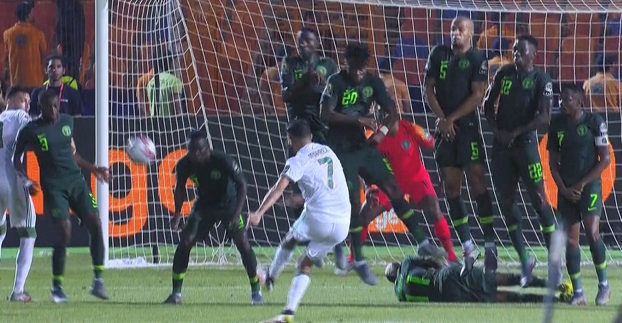 RMCsport's tweet image. 🇩🇿 #ALGNIG 🇳🇬
🏆 2-1 | 90e+4⏱

💥 MAAAAAAAAHREZ ! Incroyable !!! A la dernière seconde, il transforme parfaitement un coup franc des 18 mètres. L'Algérie tient sa finale !!!