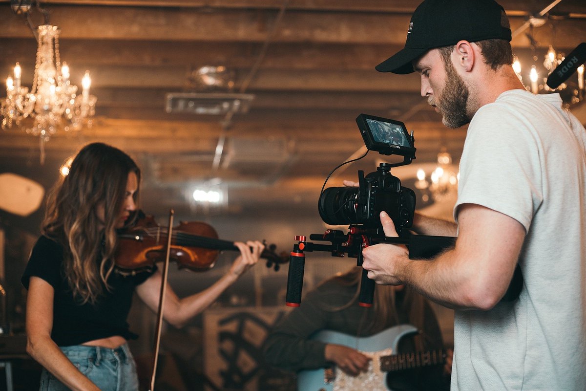 365daysocial's tweet photo. Did you know that using video for your business sends you straight to the front of your follower's data stream? You don't need to be Spielberg - just film from the heart. https://t.co/TaZKLo93Nw #instagramtips #instacourses https://t.co/VM2fZOjY8K