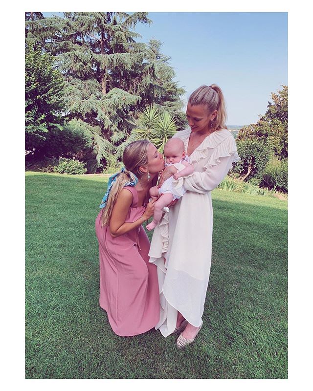 siempremia__'s tweet photo. Dos de mis personas favoritas. Mi hermana y mi hija. Gracias @mer_carrillo por ser la mejor madrina que Gabriela podría tener 💒💗
#bautizo #baptism #godmother #madrina #kiss #guest #invitada #sleeves #mangas #romantic #fashion #outfit #elegance #style… https://t.co/bgPLjB8weU https://t.co/namYHvSJ4o