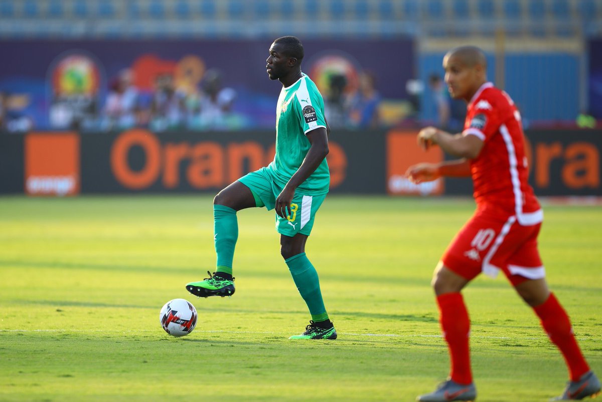 kkoulibaly26's tweet photo. È una finale che dà gioia a un intero popolo e noi ne siamo orgogliosi. Sarà doloroso non giocarla. Ma sarò ugualmente al fianco dei miei fratelli per scrivere la storia: allez lions 💚💛❤️

🇸🇳 #SENTUN 1-0 🇹🇳#AFCON2019       #KK 💪🏿

📸 @caf_online https://t.co/WIYFwTScNH