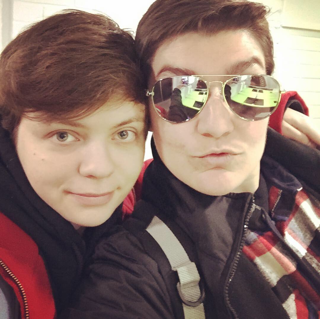 KingJellyphish's tweet photo. Happy non-binary day~ here’s me and my nb babe @ginmushroom #NonBinaryDay #nonbinarycouples https://t.co/ZXGC7sY8oI