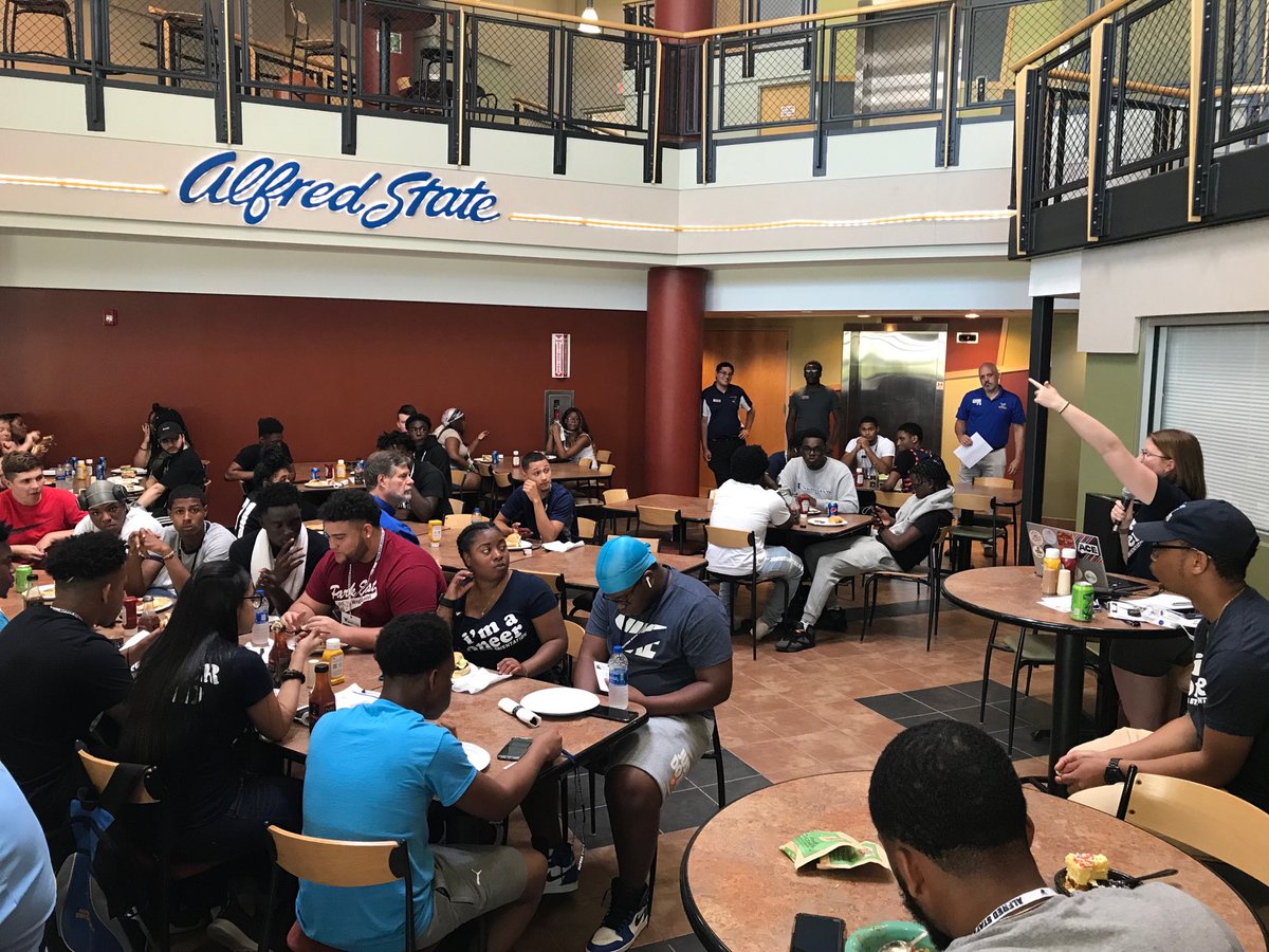 SAChatASC's tweet image. Lizzy crushing the Welcome for our new students ⁦@ASorientation⁩ #AlfredState