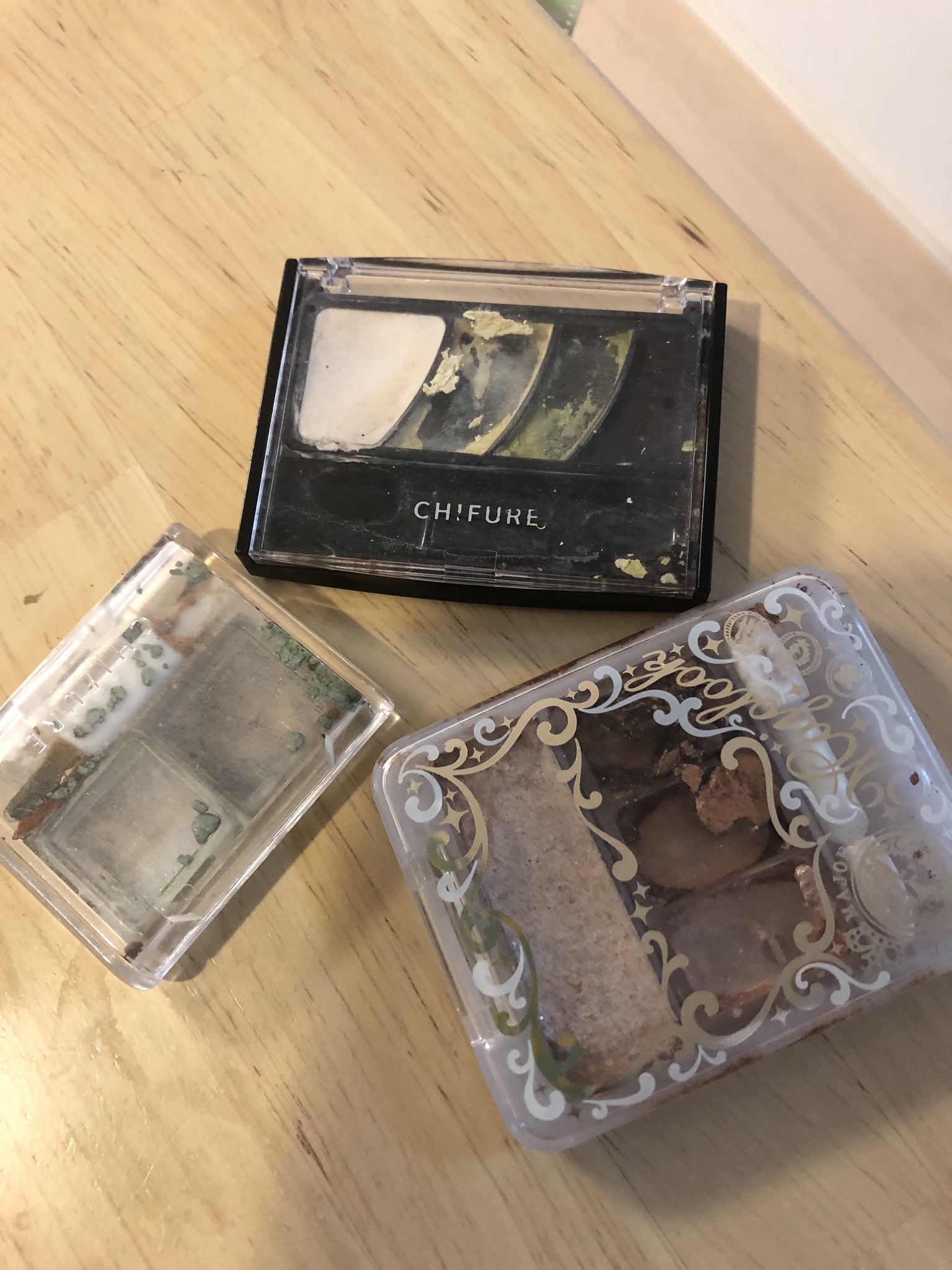 龍たまこ 母親だから当たり前 発売中 今まで様々なものを洗濯してきましたが 今日ついに化粧ポーチを丸ごと洗濯してしまい アイシャドウやチークなどが全滅しました つらみ もうやだ自分のうっかりに絶望 T Co Eqtwlhipao Twitter