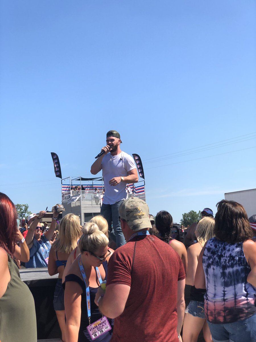 liligreen22's tweet photo. country concert 19 was amazing🤩🤩 #CountryConcert19 @countryconcert https://t.co/x2fxsOV5vp