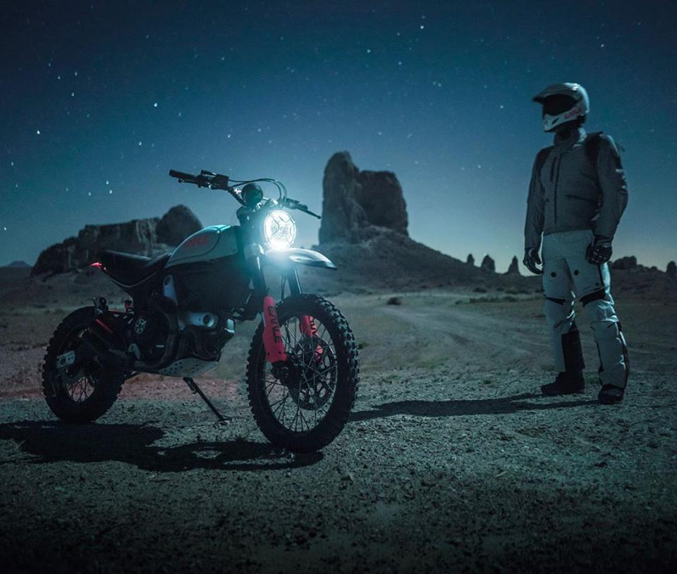 officialPF's tweet photo. Without the dark, we'd never see the stars 🌟✨ 
Via: @scramblerducati
Photo credits:@earlemotors https://t.co/Cqk7pj074e