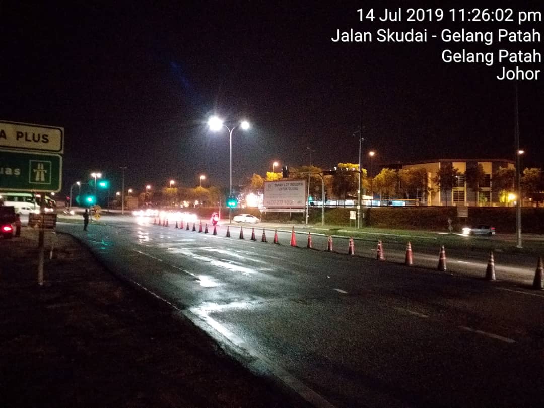 teto_eng_sb's tweet photo. Kerja-kerja pembaikan jalan rosak secara Milling & Inlay di laluan J239 Lebuh Kota Iskandar, Johor Bahru @JKRJohorBahru1
Pengguna jalan raya disarankan berhati-hati ketika memandu
#tetocare #tetoengineering https://t.co/A2rUer6s5M