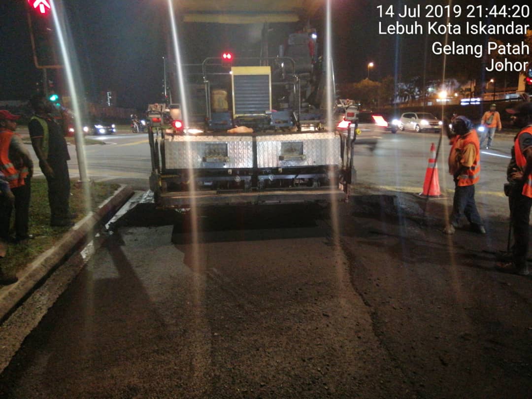 teto_eng_sb's tweet photo. Kerja-kerja pembaikan jalan rosak secara Milling & Inlay di laluan J239 Lebuh Kota Iskandar, Johor Bahru @JKRJohorBahru1
Pengguna jalan raya disarankan berhati-hati ketika memandu
#tetocare #tetoengineering https://t.co/A2rUer6s5M