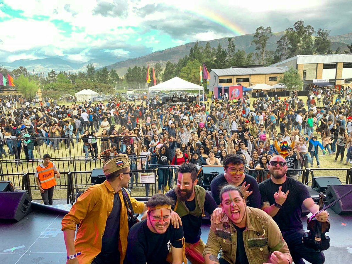 ricardopita1979's tweet photo. Y salió el arcoíris 🌈 a lo que terminamos de tocar! GRACIAS Festival @SacaElDiablo hermoso publico! A mis hermanos de guerra, mi increíble equipo y a todos los que se acercaron a cantar y saltar con nosotros.
Seguimos rodando! 🚌 https://t.co/depfii1iNn