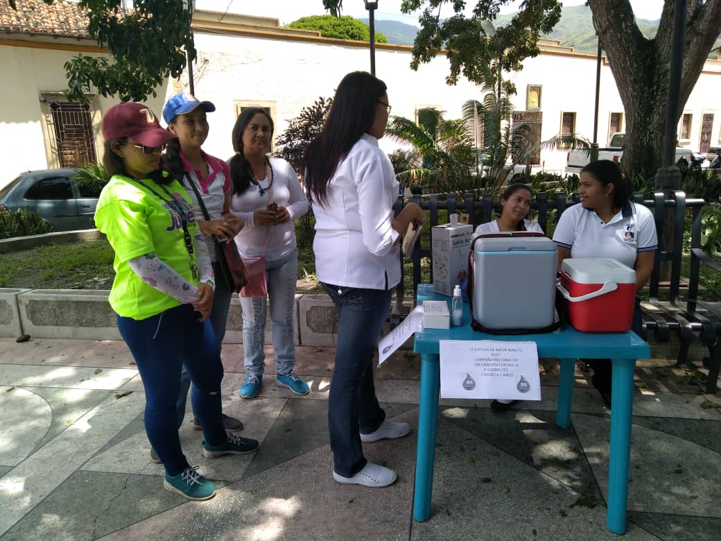 CHAMBAJUVENILMO's tweet photo. Chamba Salud realizó acompañamiento a @caraboboinsalud  en la Jornada "Dos Gotitas de Amor"  contra la Poliomielitis. Una de las tantas Vacunas que distribuye el gobierno revolucionario gratuitamente para  reforzar las defensas de nuestros niños y niñas! https://t.co/oj6PmdZFua
