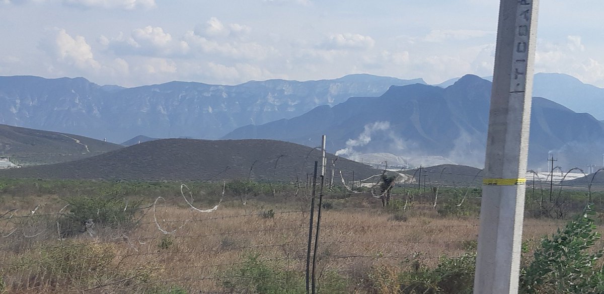 AstridRodhe's tweet photo. @JaimeRdzNL Es muy fácil mi Gober, ud vive en García, si va sobre Av. LINCOLN podrá ver que las pedreras a todas hras contaminan, la foto es de ayer sábado aprox a las 6 pm. Todos los que vivimos al Pte estamos diario respirando ésto! A jalar que se ocupa. https://t.co/NKAQGD02Gx