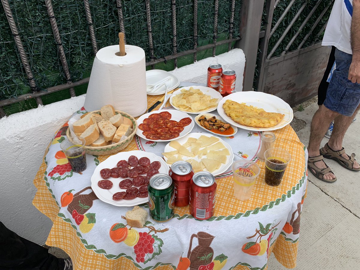 villabermudo_'s tweet photo. #AHuebra es también que una vecina del pueblo prepare almuerzo para las personas que han participado
GRACIAS
@diputacionPalen #ayuntamientoherreradepisuerga 
#VBexiste #pueblitobonito #implicaciónatope #VBenelalmaVBenelcorazón #diputaciondepalencia #VBestádemoda #picopalapicopala https://t.co/t7UQx2LbBQ