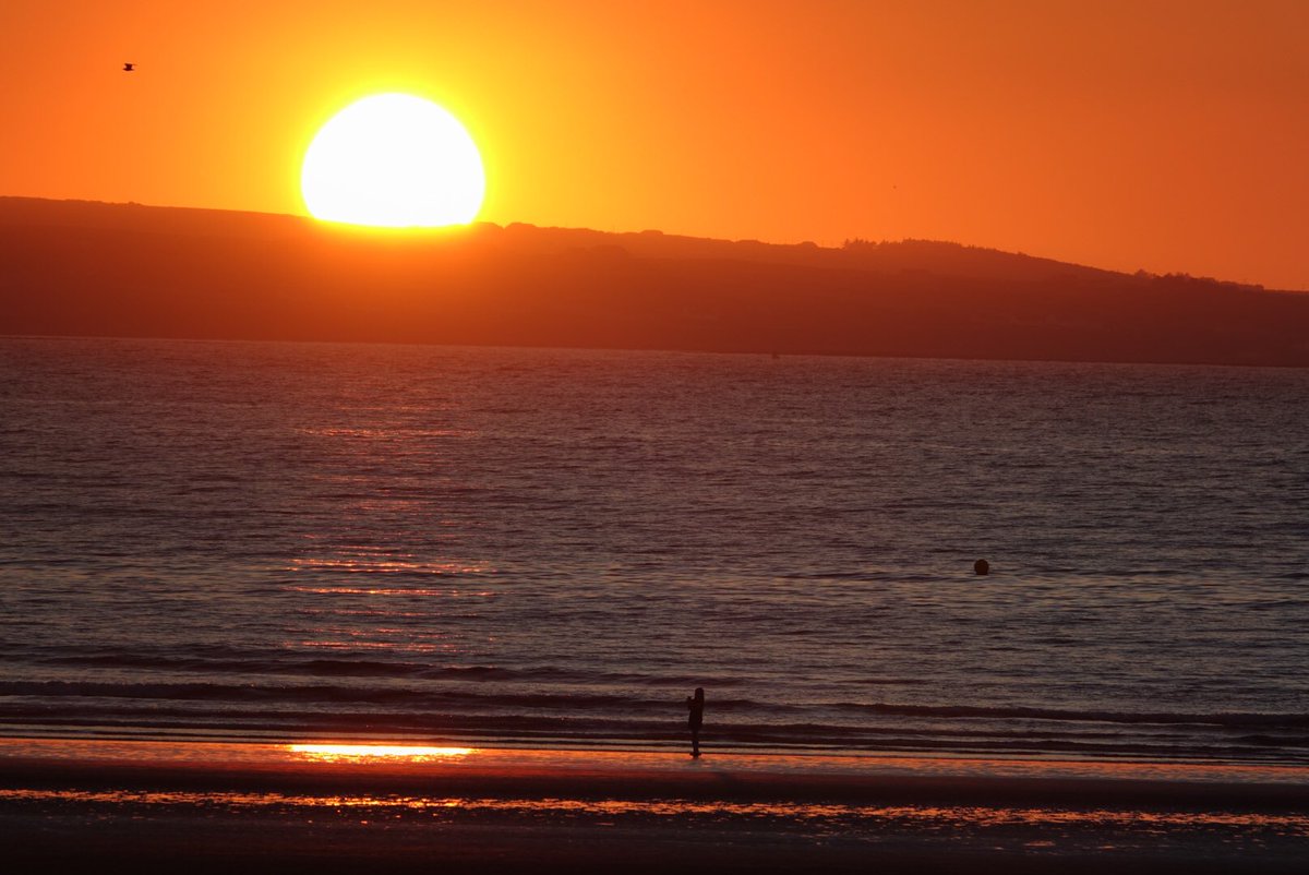 DermieK's tweet photo. Goodnight #inniscrone #enniscrone see@you in the morning. Stunning sunset at Enniscrone beach at 10pm this evening …a 20 mins later than #dublin #sligo #painting #acrylicpainting #sligotourism #discoverireland #ireland #wildatlanticway #weekendsaway #sundays #sunday #sunset https://t.co/9zX7CsQdVC