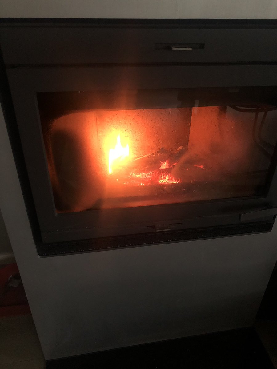 Tidlig vinterferie nå i juli. Fyrer med ved,går i ullsokker og drikker te. Helgas bobleparty er byttet ut med warm irishparty# her tar vi det som det kommer#life#trøndelag