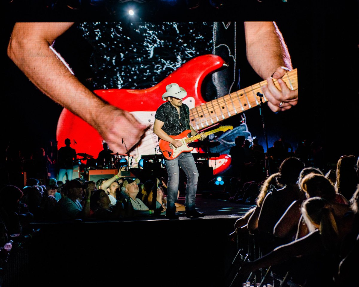 BradPaisley's tweet photo. Thrilled to spend some time in the beautiful state of Minnesota last night! Thanks for having us @LFMusicFest! https://t.co/nQT0UAE8Il