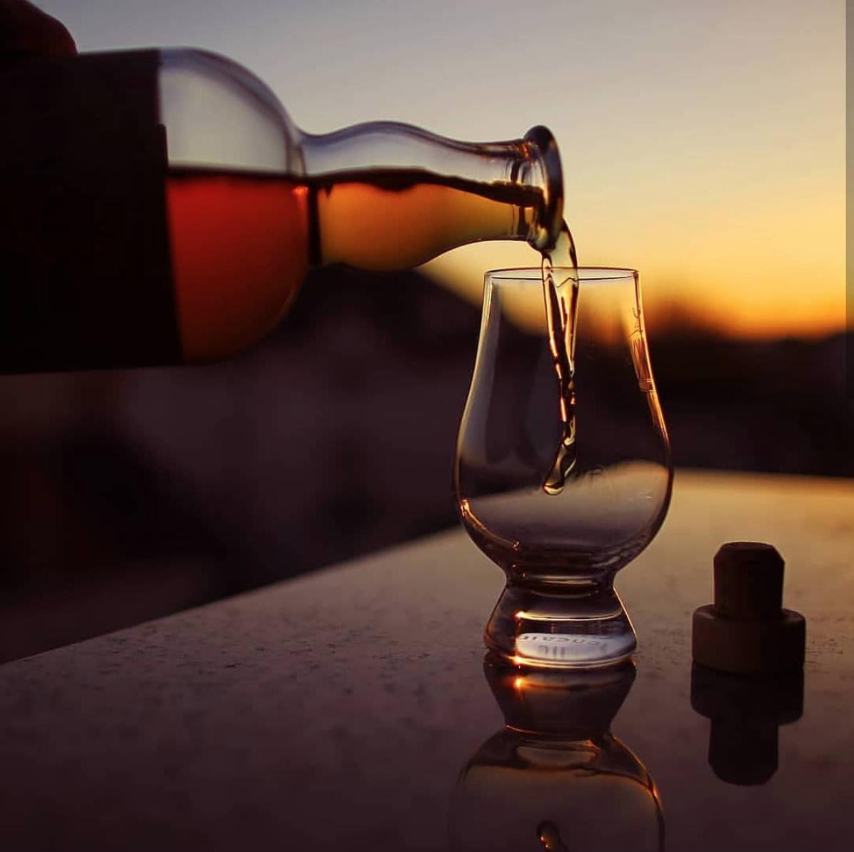 Nada mejor que disfrutar estas tardes invernales junto a tu #Whisky favorito pero no en cualquier copa, sino que en  #Glencairnglass #paradise #invierno #sunset @theglencairngla