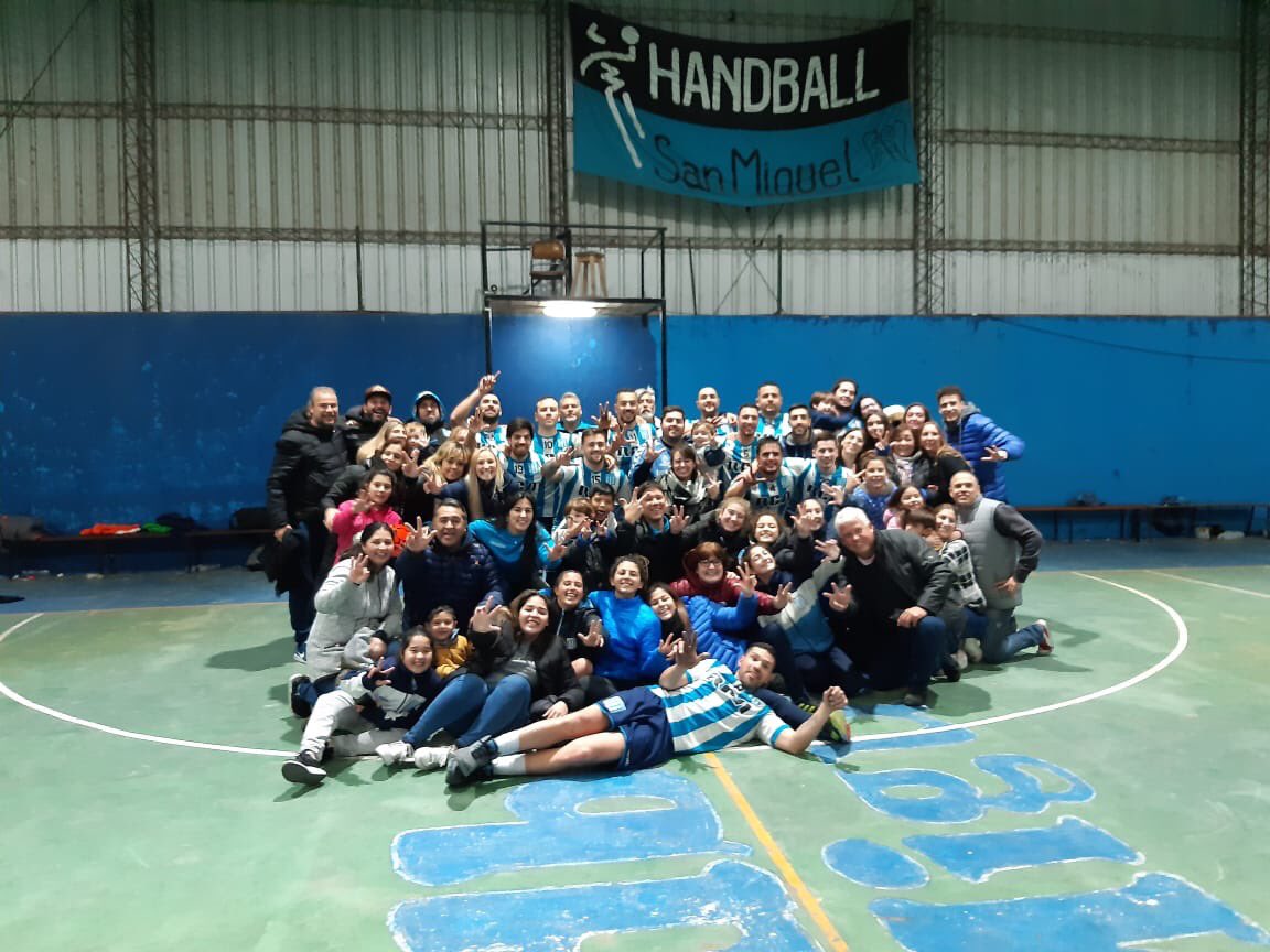 AkdEmociones's tweet photo. #HandballRacing: Racing Club (Mayores varones) vencieron a San Miguel por 32-30 y se quedaron con el torneo Apertura de 2º División #Femebal. Éste se convierte en el tercer título al hilo de los muchachos!!! Info y 📷 @DeportesRacing https://t.co/PD9gnAupGa