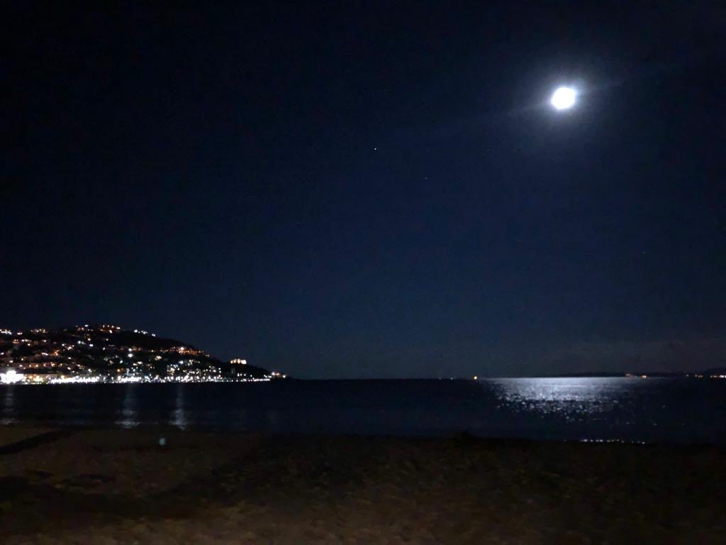 watermelonlovef's tweet photo. Noches de verano luna+mediterráneo+calor+vacaciones=Carpe Diem #mediterraneo #fotografosgirona #bodaa #videobodaa #fotografos #costabrava https://t.co/L4kWh7l6Z4
