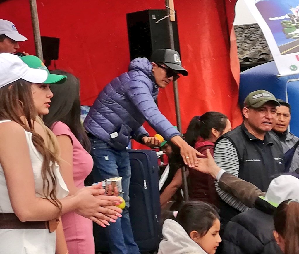 LoboTulcan's tweet photo. Sucedió hoy>>
En su natal La Playa,  @RichardCarapazM fue el anfitrión de su propia Clásica. 

Orgullo 04 
#Tulcán #Carchi 
@elmonoenbici https://t.co/4F8MXu7Fdm