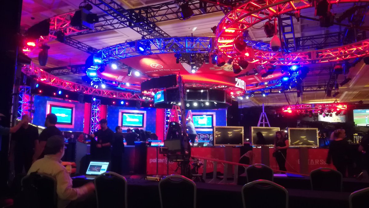 hernando_alex's tweet photo. 1 hora y 47 minutos para que empiece la mesa final más importante del año #MisWSOP https://t.co/ODrPEOAOAu
