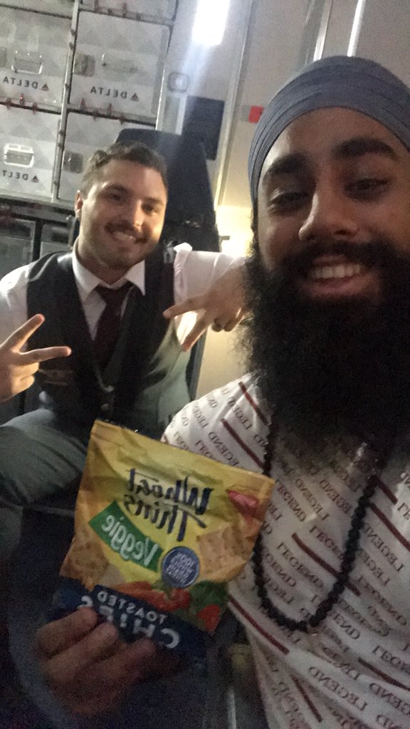 theloststrings's tweet photo. On flight 761 from MCO to JFK with @delta...literally best flight ever! My seat was in the last row of the aircraft near the air hostesses quarters. Mary & Matthew really made me feel like home from engaging in interesting conversation with me to sliding me a snack. #promotethem https://t.co/5g5xakZzr6