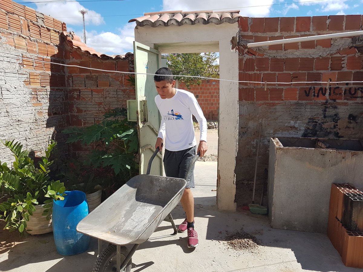 Segundo dia  do projeto "Esperança Petrolina " .  Muitas ações sociais durante todo dia  e mais uma noite especial de evangelismo.