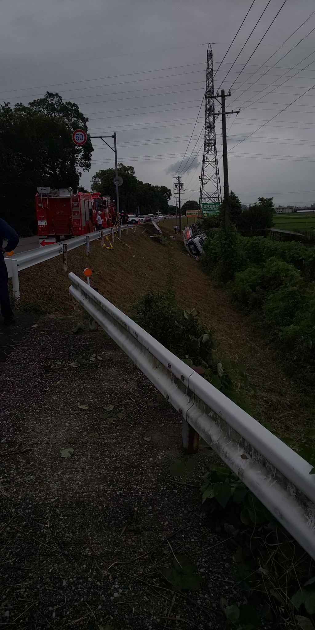 四日市市でタンクローリーが用水路に転落し横転した事故の現場画像