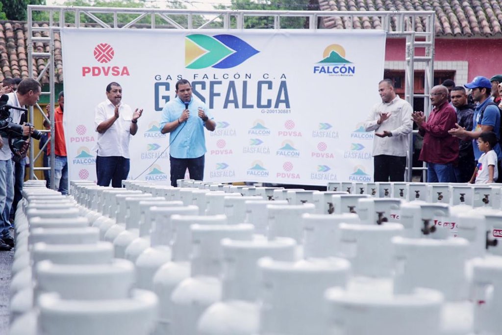 Atacan la electricidad, la alimentación, la salud,Transporte . Y GAS para doblegarnos. Así nació GASFALCA ! 
La respuesta de nuestro gobernador <a href="/vclarkb/">Víctor Clark Boscán</a> con El pueblo para derrotar las adversidades, y lo que ayer era un caos, hoy nos convoca a seguir luchando y superando!