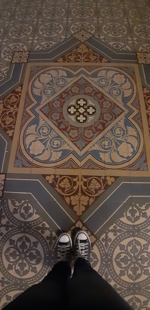 futurodopresent's tweet photo. Esse piso da Igreja da Candelária no Rio parece um tecido ou um patchwork? https://t.co/jJ4tQltHQ5