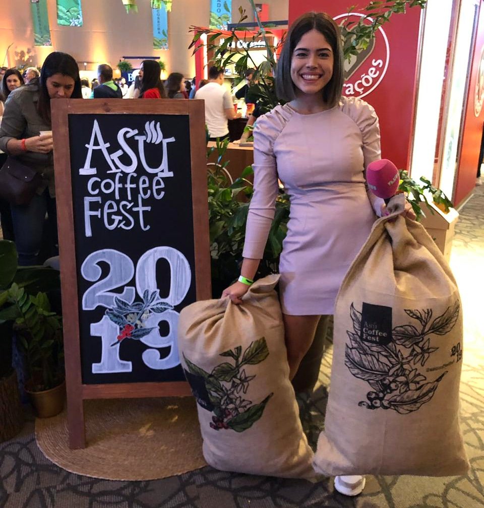 Solo un poquito de Café <a href="/Sharontgarcia/">SHARON GARCÍA</a> 🌚☕ es difícil venir al <a href="/asucoffeefest/">Asu Coffee Fest</a> y no emocionarse con todas las variedades que podés encontrar ❤️ quedate con nosotros en #venusnight 💥