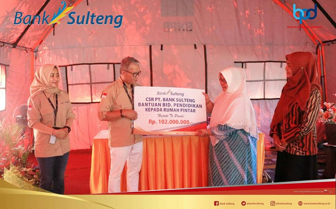 BankSulteng's tweet photo. Penyerahan Bantuan CSR Bank Sulteng Bidang Pendidikan untuk Rumah Pintar Najadi To Pande senilai Rp.102.000.000,- https://t.co/zhWoJnTyk9
