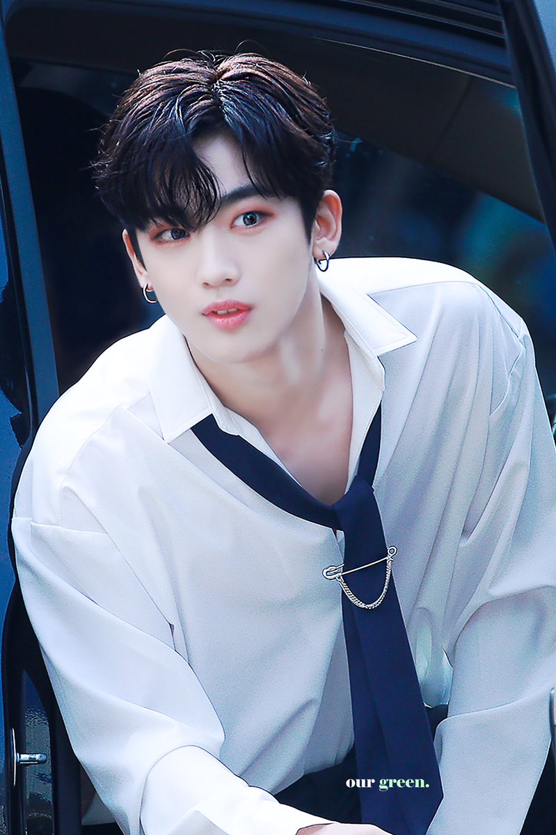 SagingNgEXO's tweet photo. He's never been the center but always stands out like the real center, our nation's center Kim Yohan. He gave up his career as an athlete just to become a kpop idol. He sacrificed a lot and he really deserves to debut. Keep fighting yohanieeee💓!!!
#KIMYOHAN
#PRODUCE_X_101 https://t.co/4jyslQd6Hc