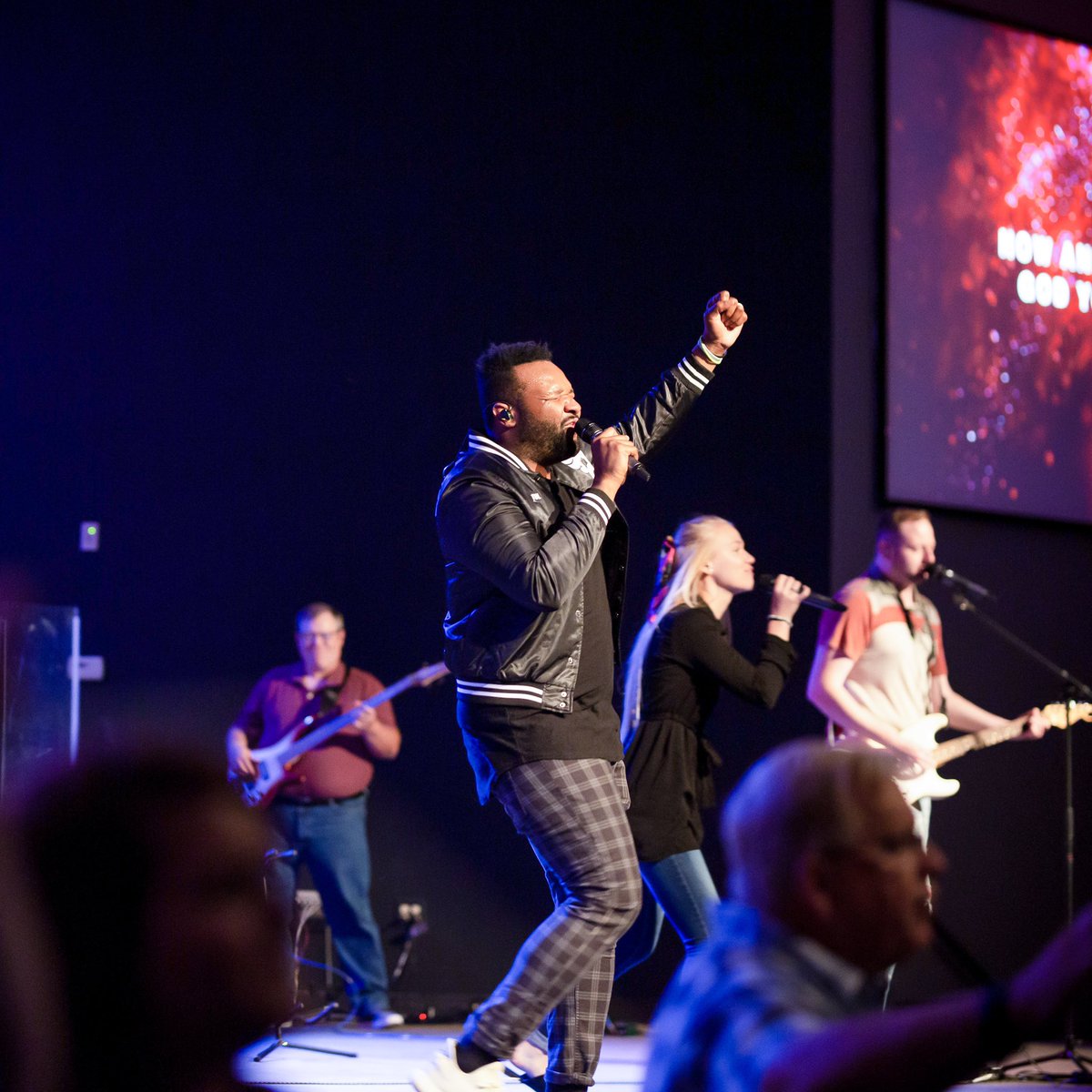OneChurchMusic's tweet photo. There’s nothing like summer @onedotchurch. What a powerful day! Jesus, You change EVERYTHING. 🙌
Here’s our #SundaySetlist
God of the Promise (Elevation Worship)
Holy Ground (Passion)
Tremble/What A Beautiful Name (Mosaic MSC/Hillsong Worship)
#UsingMusicToUniteUs https://t.co/GVLO8pY867