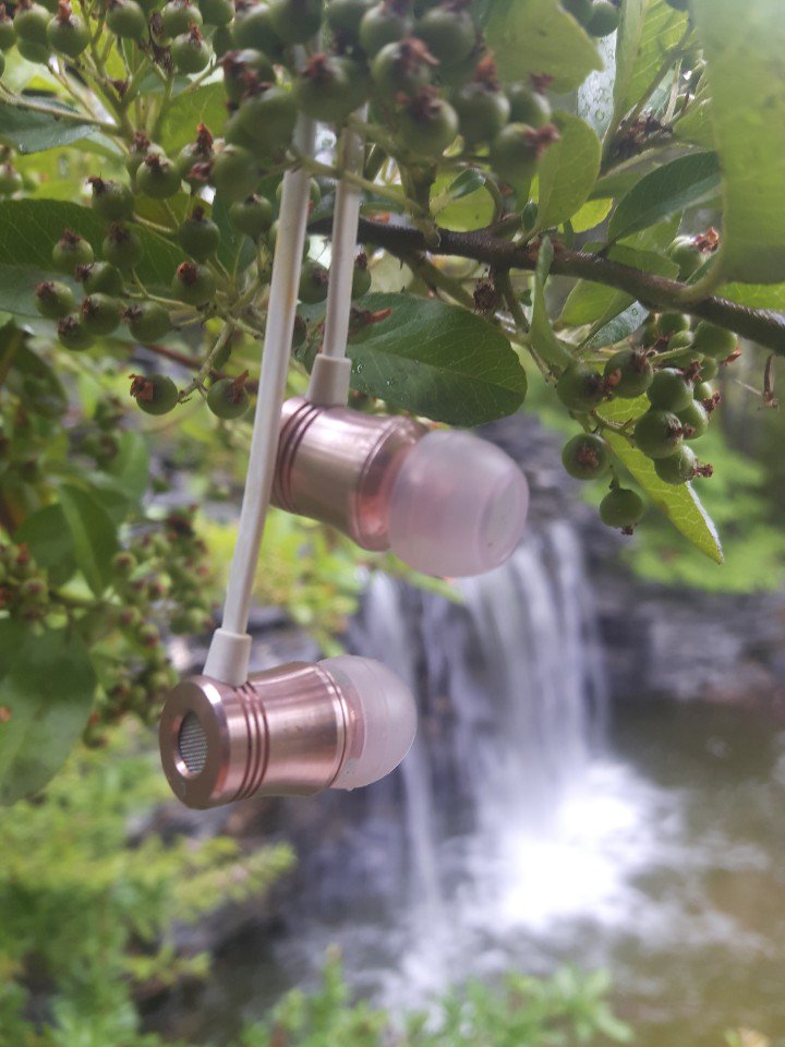 요 몇 일 시원했는데
이제 다시 좀 더운 여름이 찾아오고 있네요...

시원한 기분이 들도록
폭포와 함께 이어폰을 찍어봤습니다!