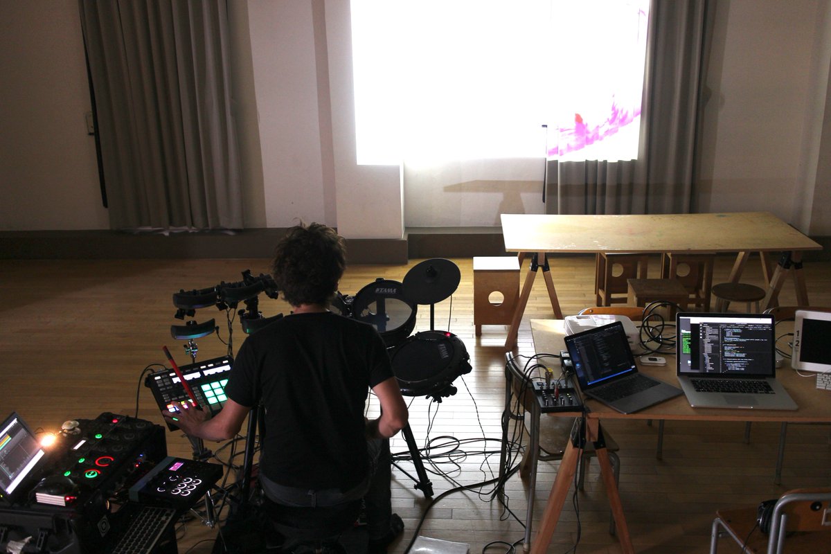 sascacci's tweet image. Electronでビルドして、映像担当がいなくてもオペレーションできるか、いろいろテスト
#electron #webmidi